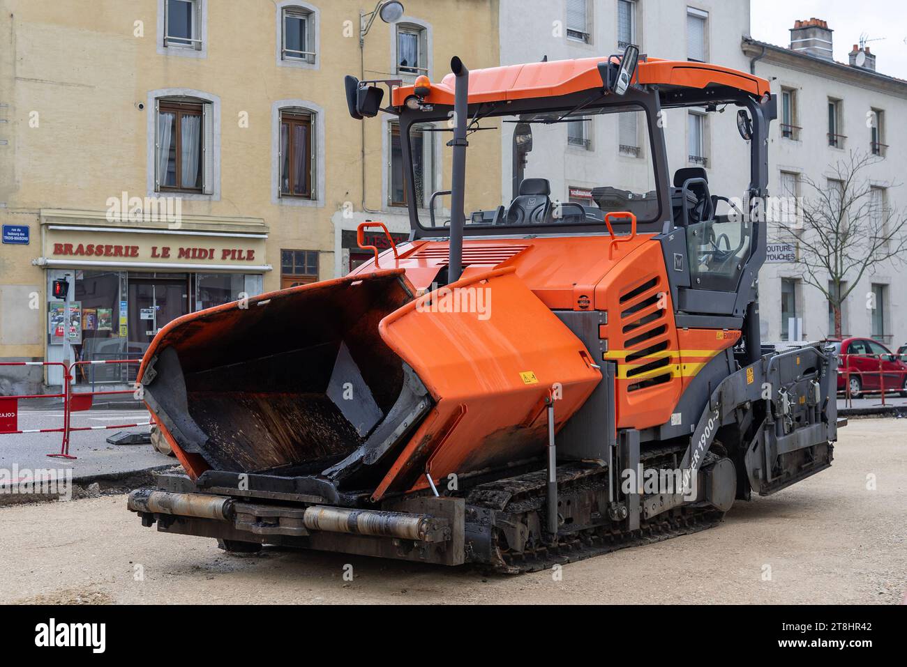 Nancy, Frankreich - orangefarbener Straßenfertiger Vögele SUPER 1900-3i für Straßenbauarbeiten. Stockfoto