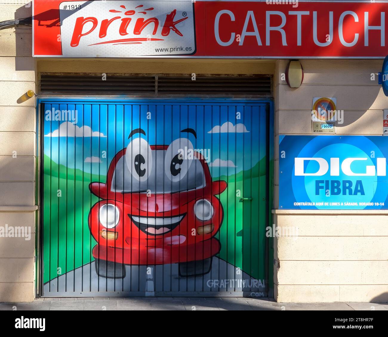 Urbane Kunst in Metalltür eines kleinen Unternehmens, ALICANTE, SPANIEN Stockfoto