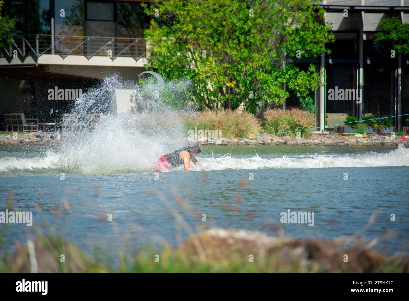 Queretaro, Mexiko, 23 11 20, Ein Mann stürzt in das Wasser, nachdem er am Nachmittag vom Ski in einen See gefallen ist Stockfoto