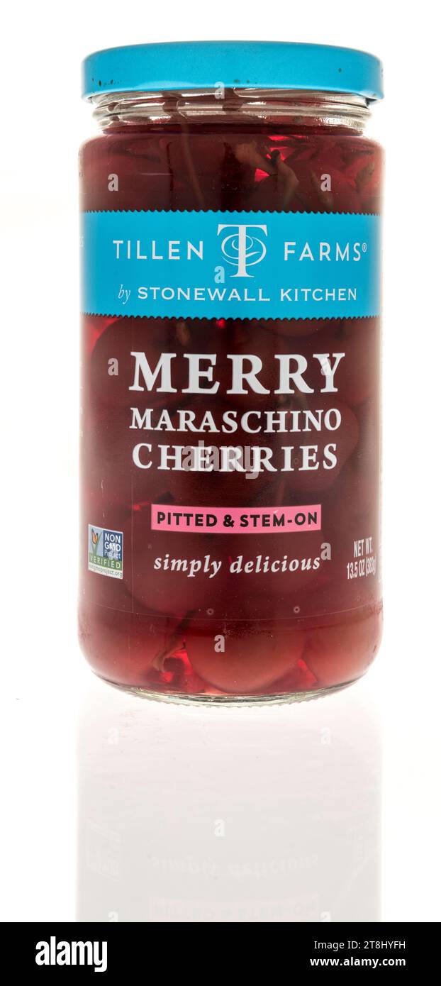 Winneconne, WI - 18. November 2023: Ein Glas Tillen Farms Stonewall Küche heiratet Maraschino Kirschen auf einem isolierten Hintergrund Stockfoto