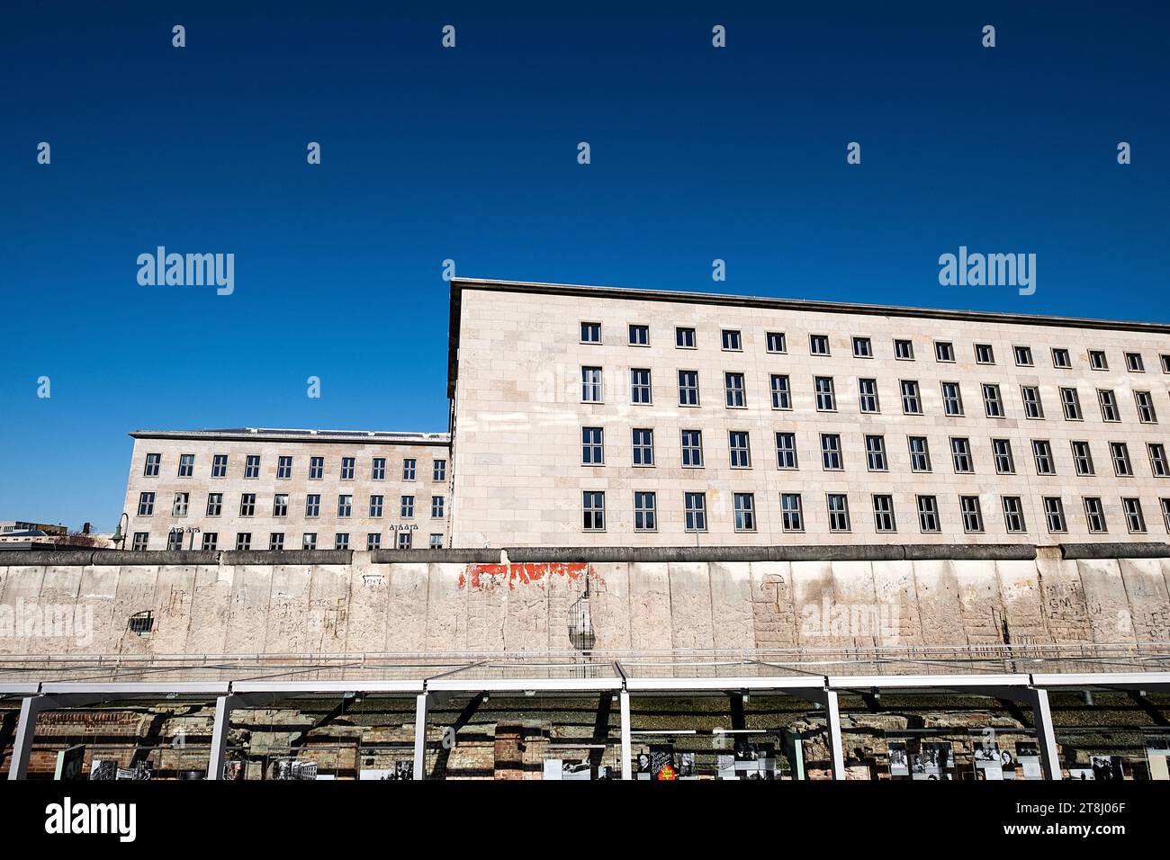 Berliner Mauer und Museum Topographie des Terrors im Zentrum Berlins Stockfoto