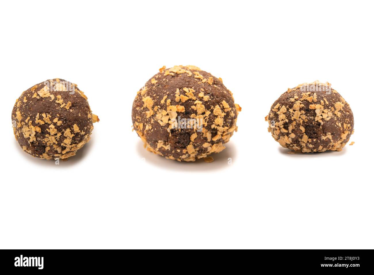 Schokoladenkuchen isoliert auf weißem Hintergrund. Draufsicht. Stockfoto