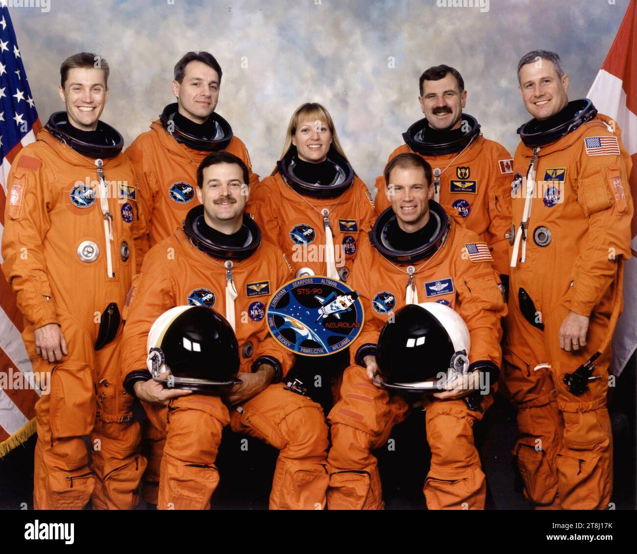 Crew-Porträt. STS-90 wurde am 17. April 1998 gestartet. Die Astronauten Richard A. Searfoss, Kommandeur (rechts), und Scott D. Altman, Pilot (links vorn). Weitere Besatzungsmitglieder (hintere Reihe, von links nach rechts) sind James A. Pawelczyk, Ph.D., Payload-Spezialist, und die Astronauten Richard M. Linnehan, Kathryn P. Hire und Dafydd R. (Dave) Williams, alle Missionsspezialisten, sowie der Payload-Spezialist Jay C. Buckey, Jr., MD. Stockfoto