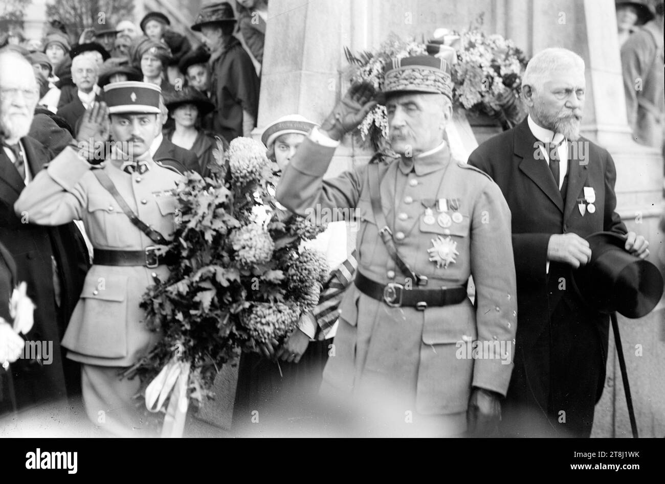 Marschall Ferdinand Jean Marie Foch (1851–1929), ein französischer General, der während des letzten Jahres des Ersten Weltkriegs mit dem Mineralogen George Frederick Kunz (1856–1932) als Alliierter Oberbefehlshaber diente, rechts bei einer Zeremonie in der Joan of Arc Statue in New York City. Stockfoto