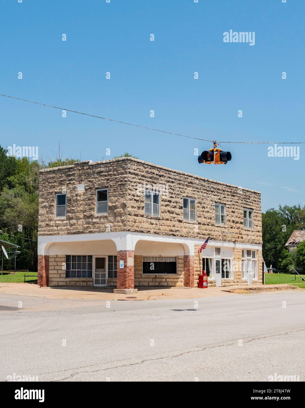 Das Cambridge, Kansas I00F Gebäude und cattlemans' Café aus Sandstein, ein altes historisches Gebäude im Westen von Kansas, USA. Stockfoto