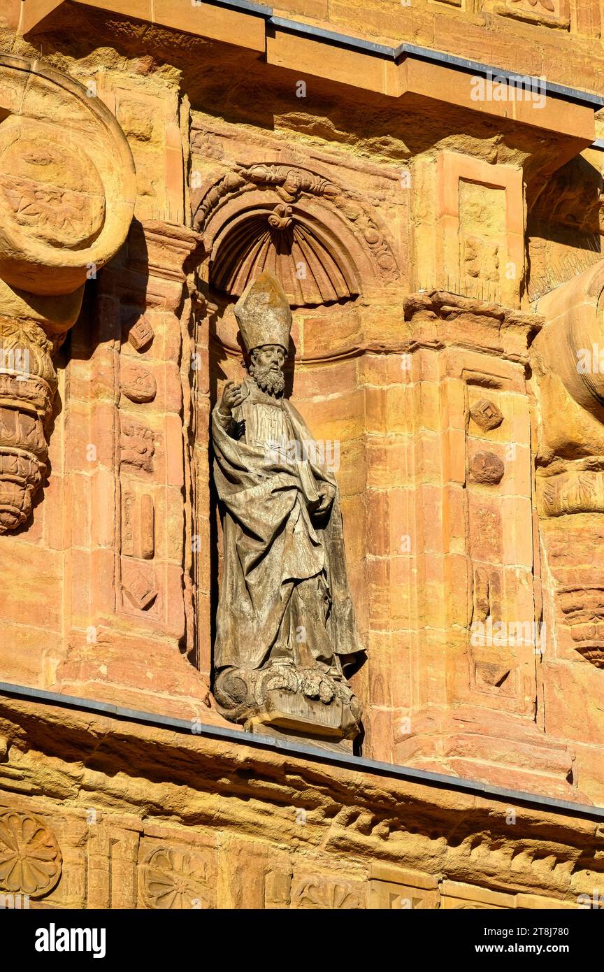 Oviedo, Spanien, religiöse heilige Statue an der Fassade einer mittelalterlichen Kirche Stockfoto