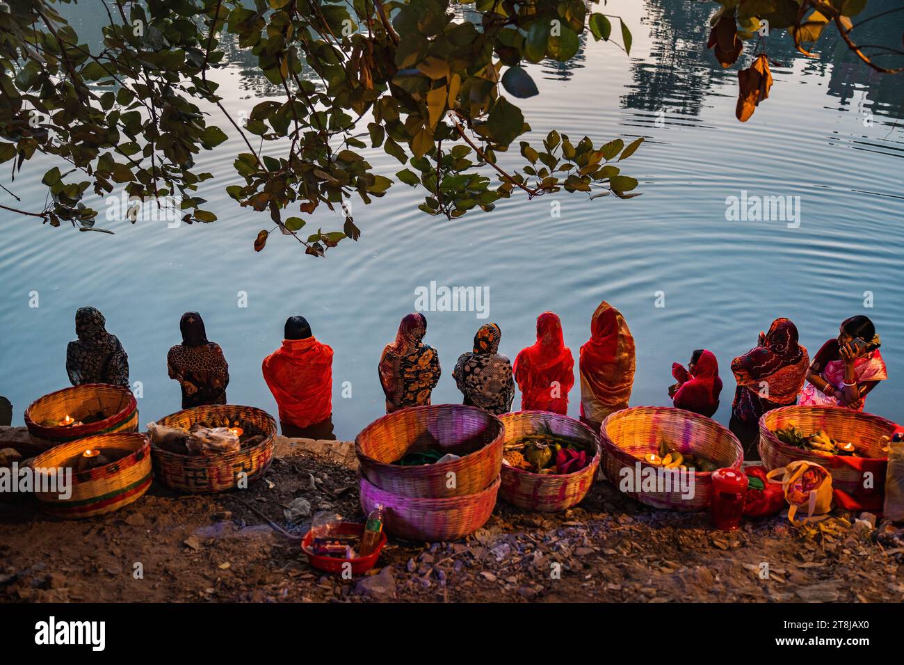 Chhath Puja ist ein viertägiges hinduistisches Festival, das der Anbetung des Sonnengottes Surya und seiner Gefährten Usha und Pratjuscha gewidmet ist. Stockfoto