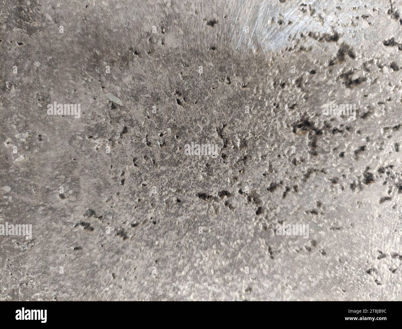 Die Textur der Steinwand ist grau und weist eine mittlere Rauheit auf Stockfoto