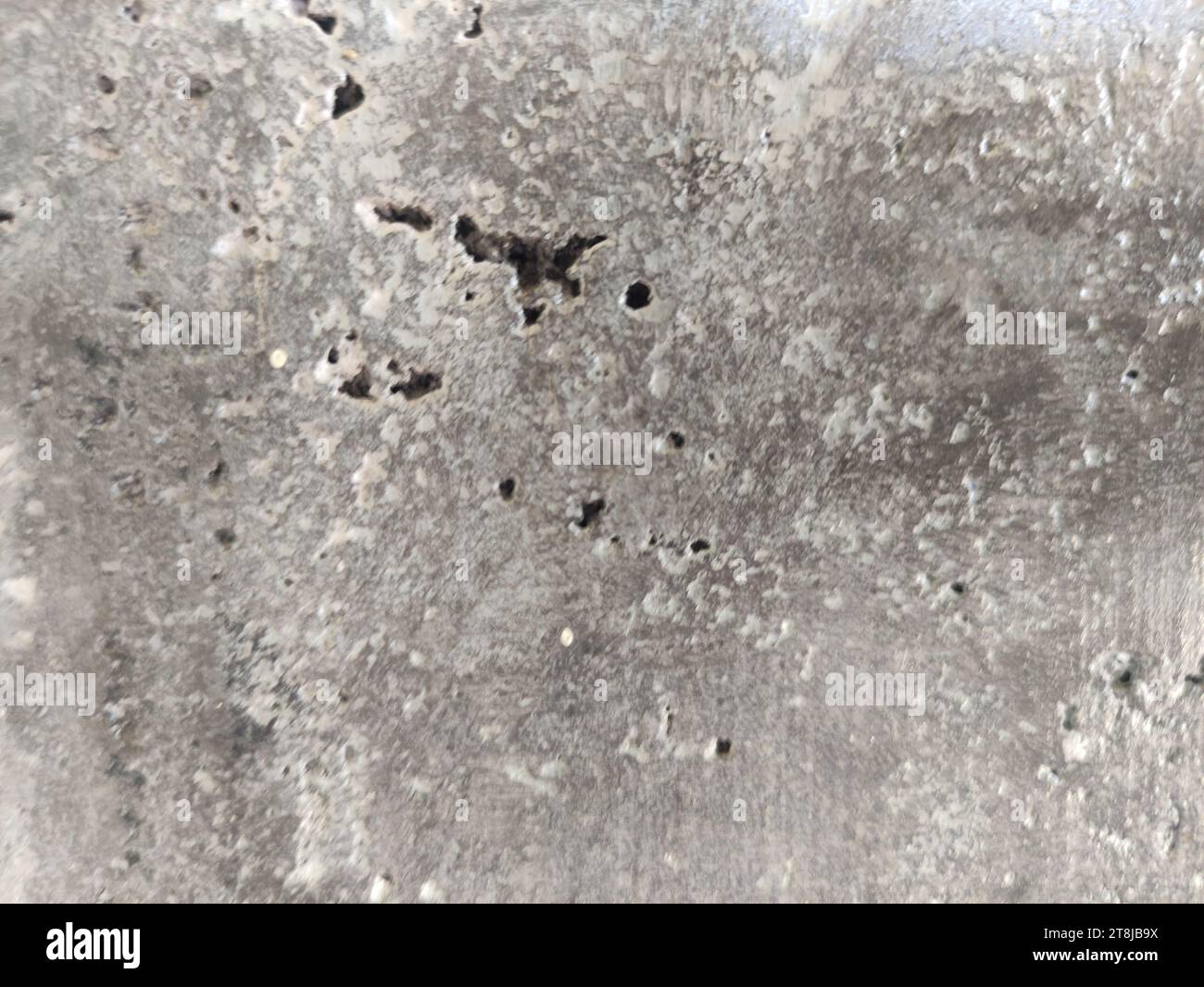 Die Textur der Steinwand ist grau und weist eine mittlere Rauheit auf Stockfoto