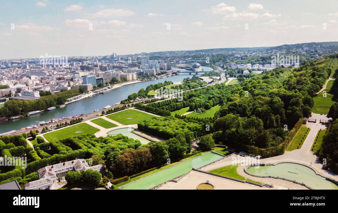 Blick auf die Drohne auf die seine und den Park des National Estate de Saint-Cloud. Und Le seine Musicale (eiförmige Struktur für Musik und Tanz). Gree Stockfoto