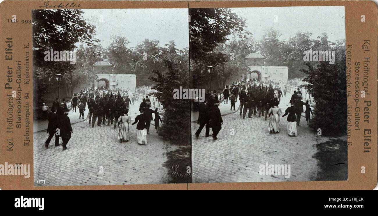 Vagtparaden marcherer ind på Kongebroen, Kastellet omkring år 1900. Stockfoto