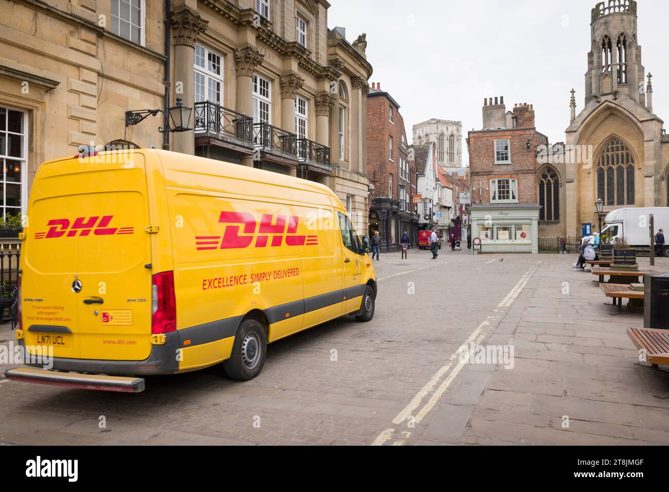 YORK, Großbritannien - 19. April 2023. Gelber DHL-Lieferwagen, Kurier, der durch das Stadtzentrum fährt. Stockfoto