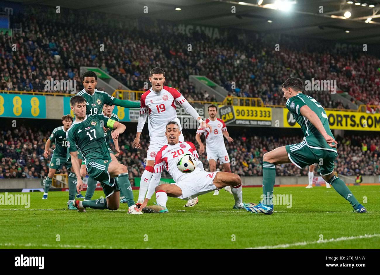 Windsor Park, Belfast, Nordirland. November 2023. Paddy McNair (Nordirland) und Yussuf Poulsen (Dänemark) kämpfen um den Ball während eines Qualifikationsspiels ZUR Gruppe H EURO 2024, Nordirland gegen Dänemark, im Windsor Park, Belfast, Nordirland. Ulrik Pedersen/CSM (Bild: © Ulrik Pedersen/Cal Sport Media). Quelle: csm/Alamy Live News Stockfoto