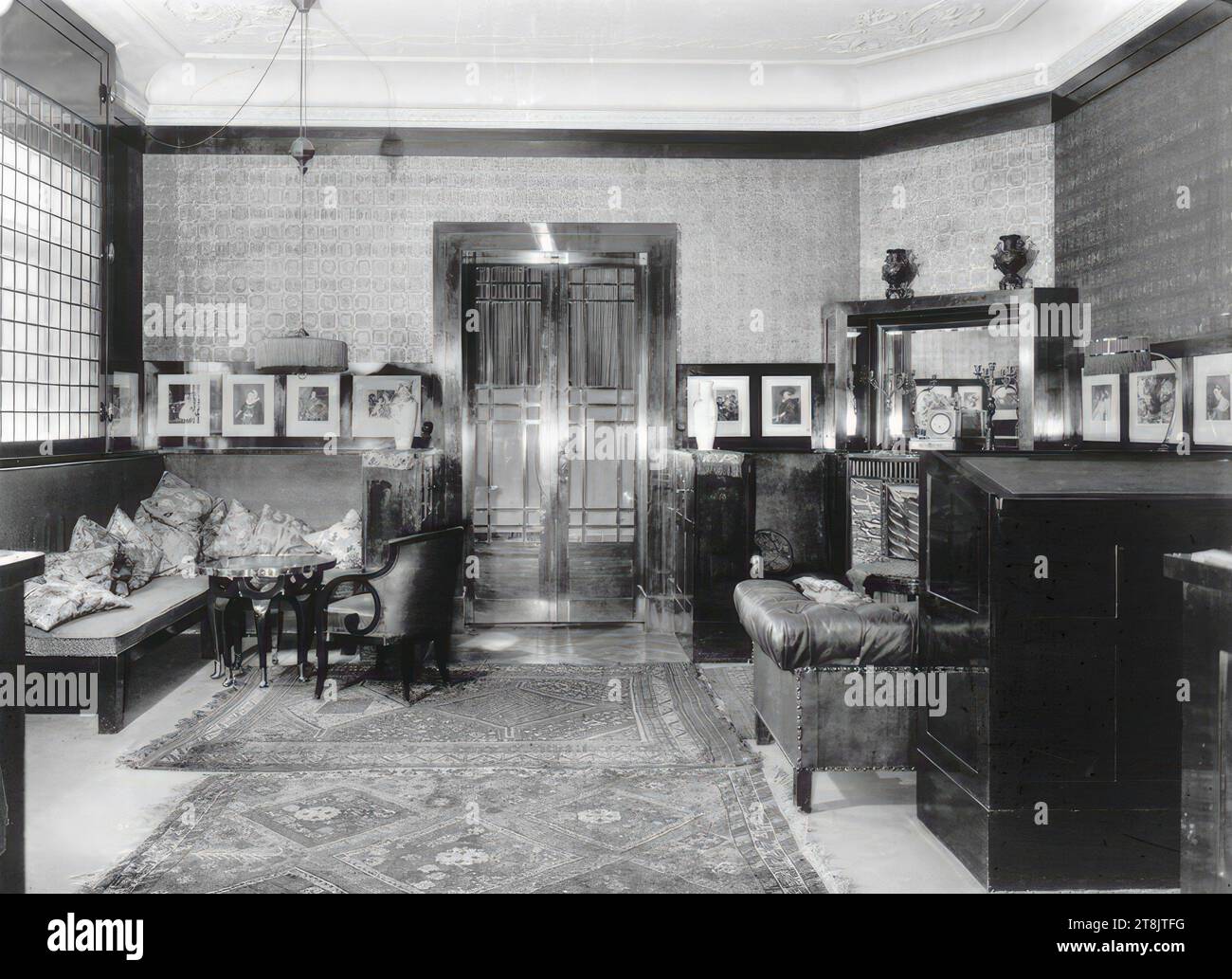 Wohnung Georg und Else Weiss, Wien I., Falkestraße 6/2. Boden, Wohnzimmer, 1904, Fotografie, Gelatinepapier, Fotopapier: 17,1 x 22,9 cm, 6 3/4 x 9 Zoll, rückseitig: 'foto gerlach wien VII neubaugasse 36 B 31238', lila Stempel, blauer Stempel, rückseitig: 'G. weiß 04 Klavier nicht mehr verfügbar', schwarze Tinte, 'Tisch', Bleistift, Österreich Stockfoto