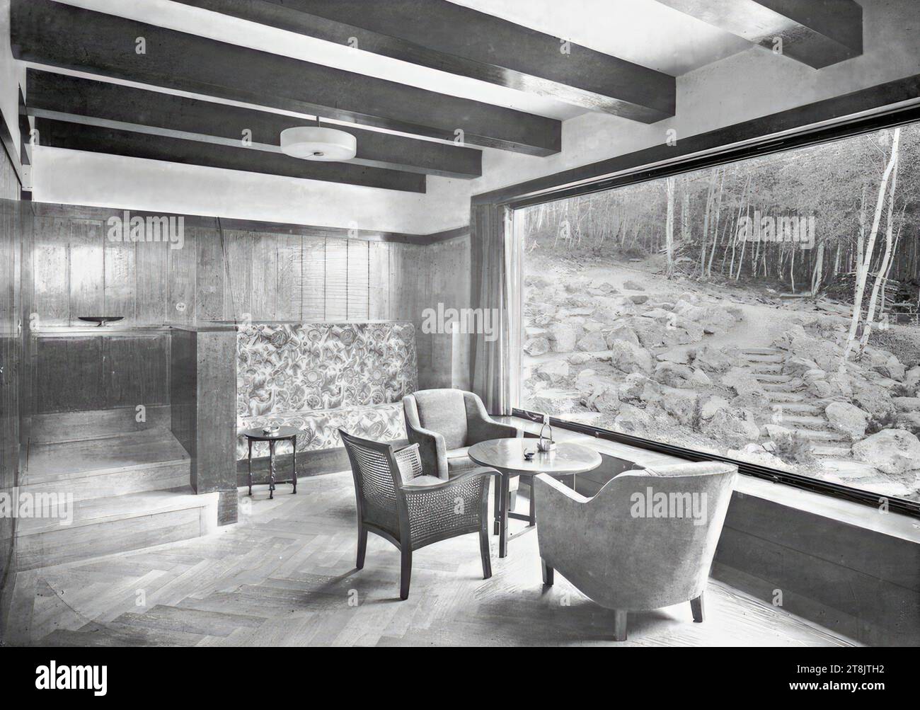 Landhaus Paul Khuner, Kreuzberg 60, Payerbach, Niederösterreich, Meisterzimmer mit Blick nach Westen, Martin Gerlach jun., Wien 1879 - 1944 Wien, 1929-1930, Fotografie, Gelatinefolie, Fotopapier: 16,1 x 22,6 cm, 6 5/16 x 8 7/8 Zoll, rückseitig: "Martin Gerlach Fotograf Wien VII., lila Stempel, lila Stempel, 'Architekt Adolf Loos', roter Stempel, Heinrich Kulka Architekt Wien VII., Kaiserstr. 33, roter Stempel, rückwärts: 'Villa Khuner Männerzimmer mit, Österreich Stockfoto