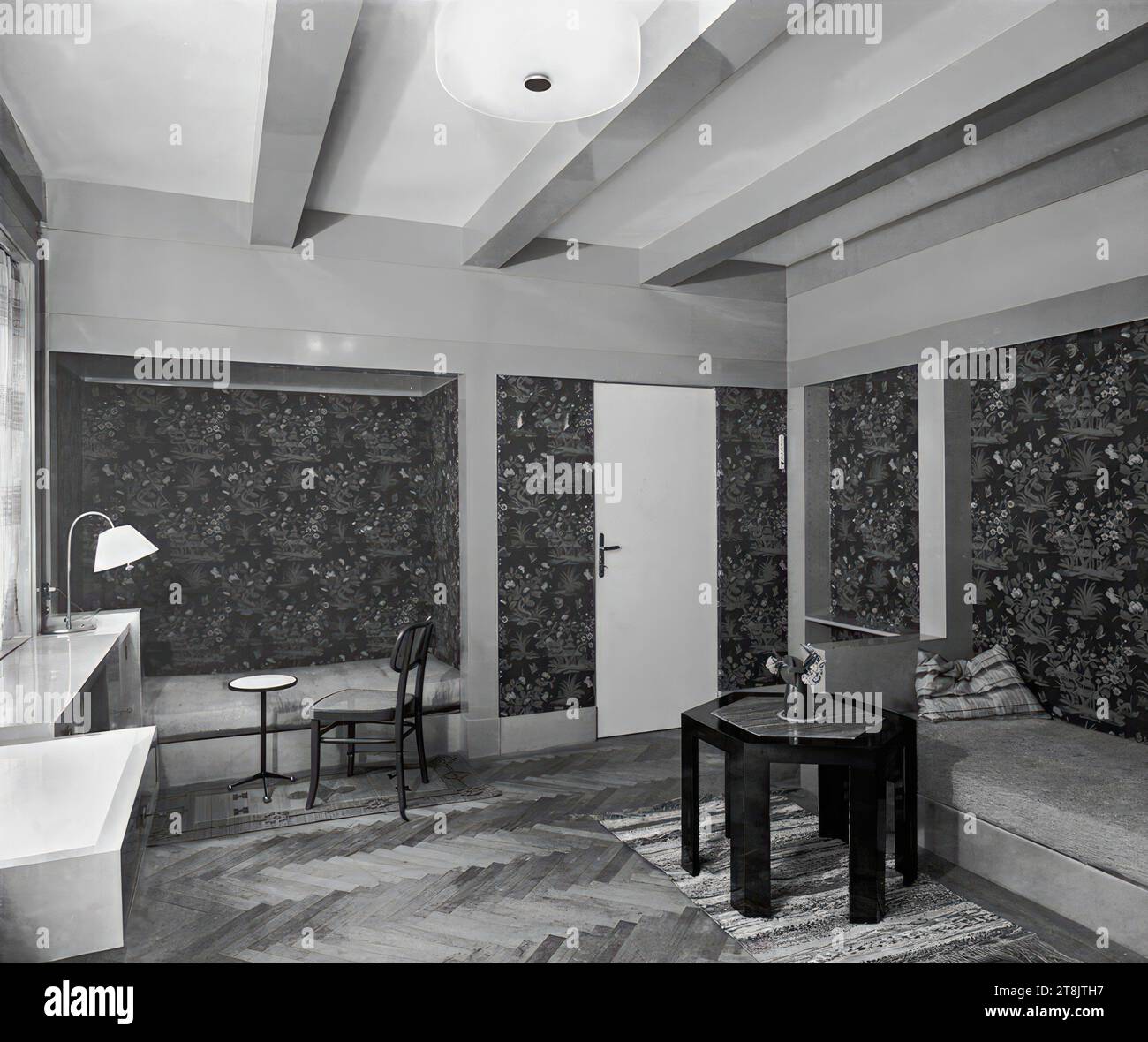 Landhaus Paul Khuner, Kreuzberg 60, Payerbach, Niederösterreich, Gästezimmer, gelber Raum, im Obergeschoss, Adolf Loos, Brünn 1870 - 1933 Wien, 1929-1930, Fotografie, Gelatinefarbenpapier, Fotopapier: 17,1 x 20,1 cm, 6 3 /4 x 7 15/16 Zoll, Verso: 'foto gerlach wien VII neubaugasse 36 B 31238, lila Stempel, 'Dr. Ludwig Münz', blauer Stempel, 'Adolf Loos Archiv', blauer Stempel, rückseitig: 'Villa Khuner', '428', 'Tisch', '33%', Bleistift, 'M 2', Kopierstift, Österreich Stockfoto