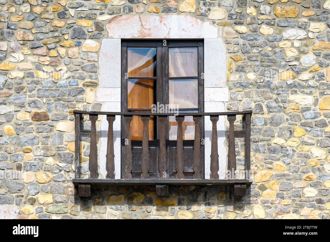 ASTURIEN, SPANIEN, Fenster mit Balkon in einem Steinmauergebäude außen Stockfoto