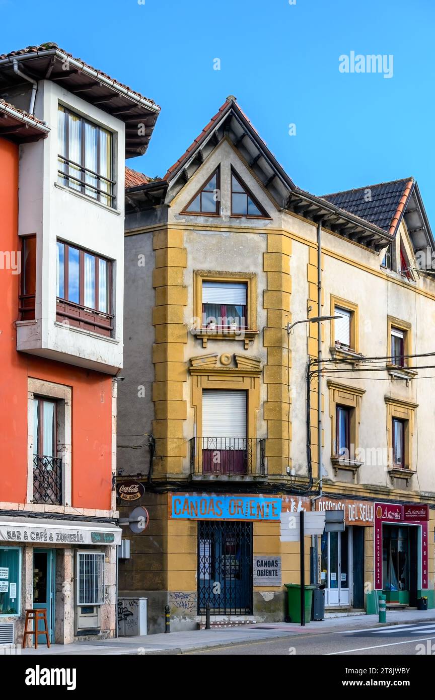 ASTURIEN, SPANIEN, Fassade oder Außenarchitektur eines alten Gebäudes Stockfoto