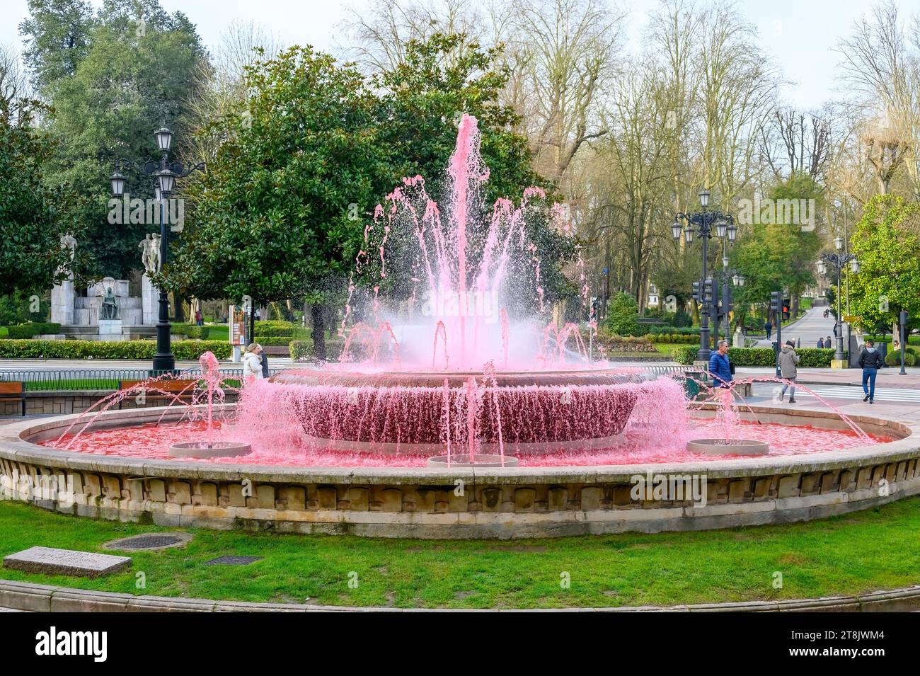 Oviedo, Spanien, 2023: Brunnen La Escandalera mit rotem Wasser Stockfoto