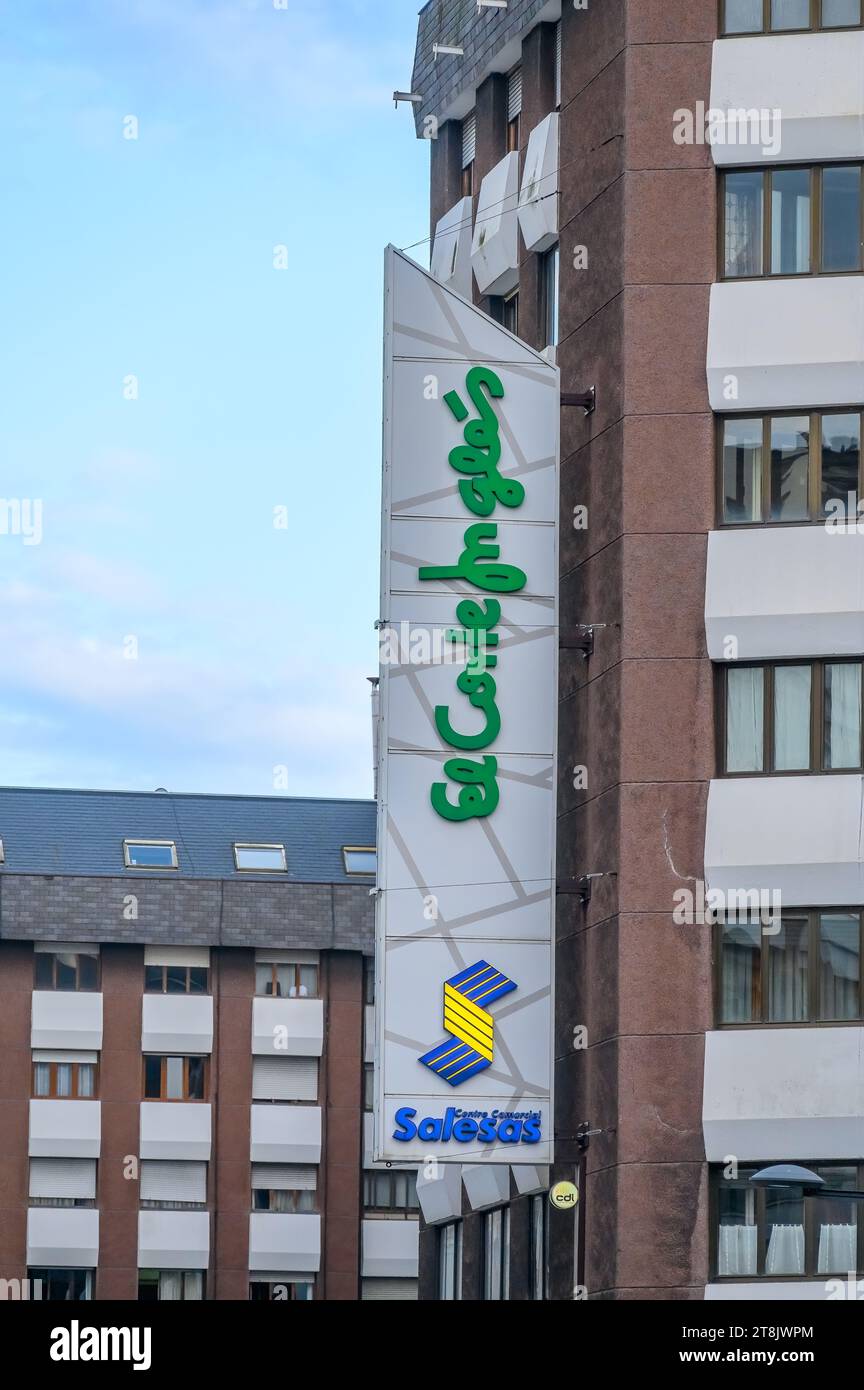 Oviedo, Spanien, 2023: El Corte Ingles-Ladenschild Stockfoto