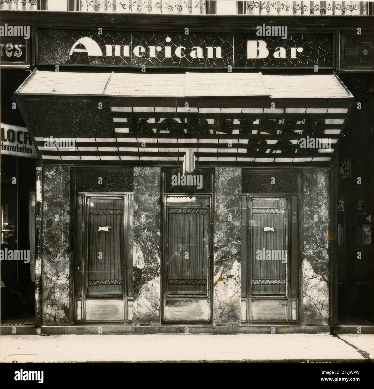 Kärntner Bar, American Bar, Vienna I., Kärntner Passage, Portal, Martin Gerlach jun., Wien 1879 - 1944 Wien, 1907, Fotografie, Gelatine Silber, Fotopapier: 14,9 x 14,4 cm, 5 7/8 x 5 11/16 Zoll, rückseitig: M.o.'A. Loos/Kärntner Bar/S 39. Abb. 19, Vintage, /, The Architect A.L., ", Bleistift, Österreich Stockfoto