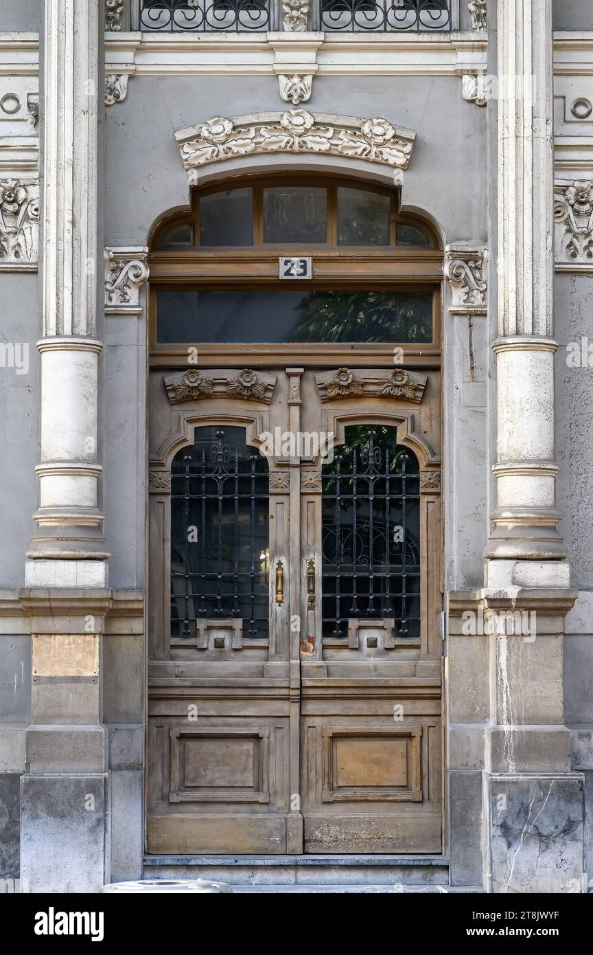 Oviedo, Spanien, 2023: Alte Eingangstür im Gebäude Stockfoto