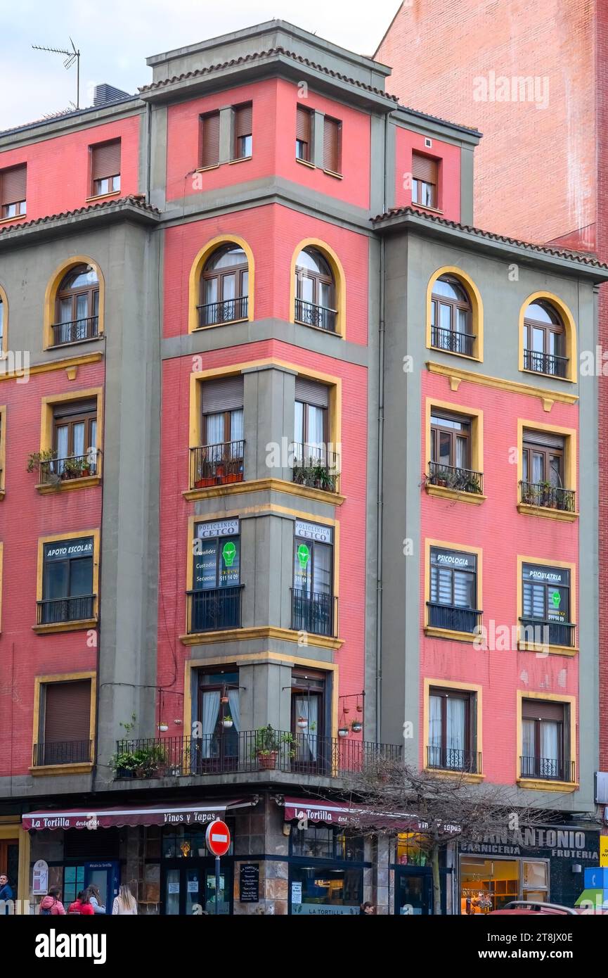 Oviedo, Spanien, 2023: Fassade eines Apartementgebäudes mit rosafarbenem Anstrich Stockfoto