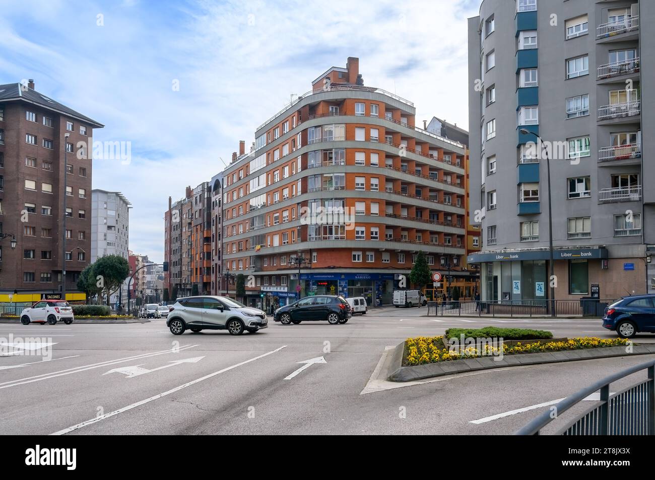Oviedo, Spanien, 2023: Autos fahren auf einer Stadtstraße Stockfoto