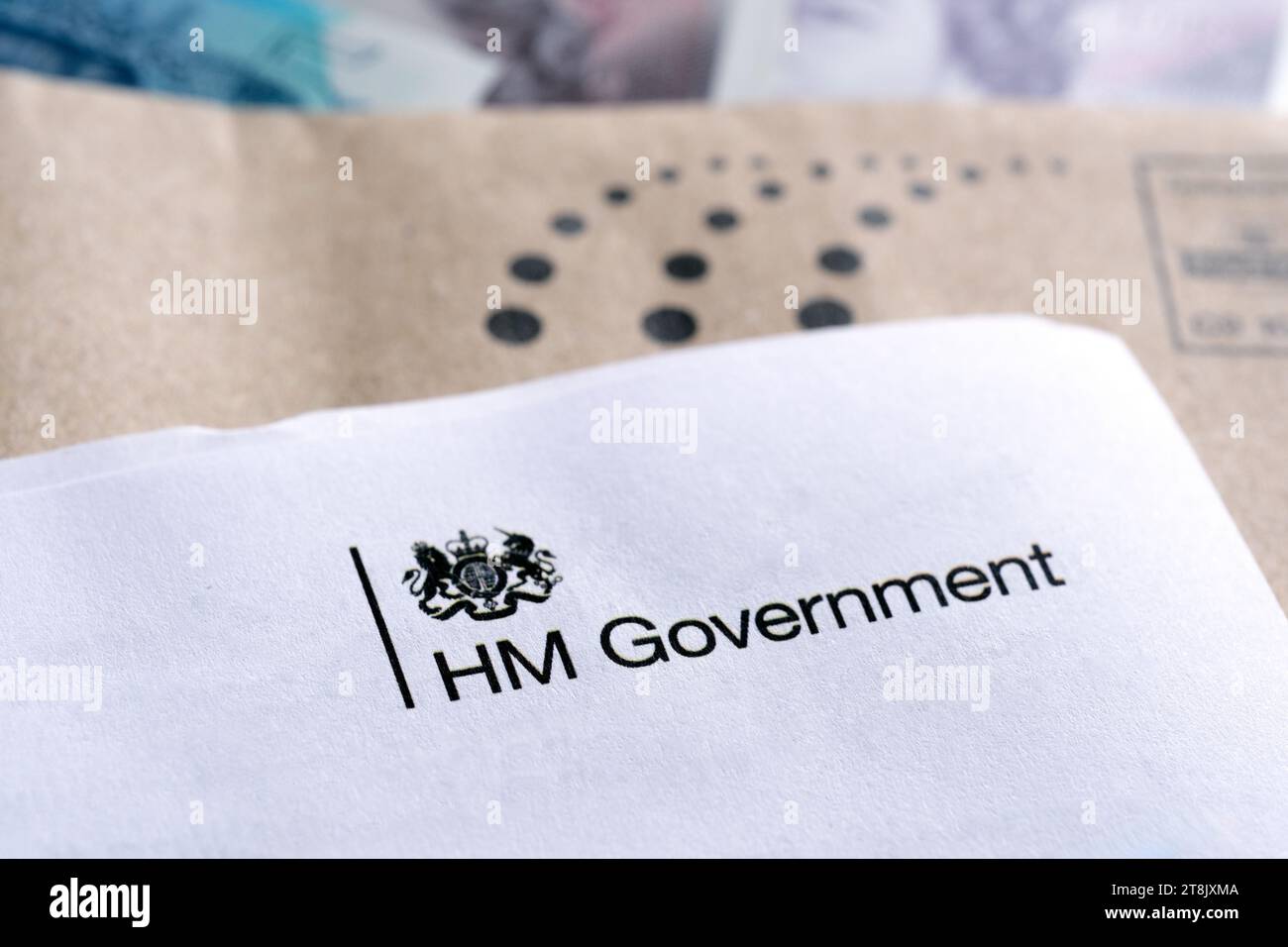 HM Revenue and Customs (HMRC) Logos auf den authentischen HMRC-Steuerbriefen. Stafford, Großbritannien, 20. November 2023 Stockfoto