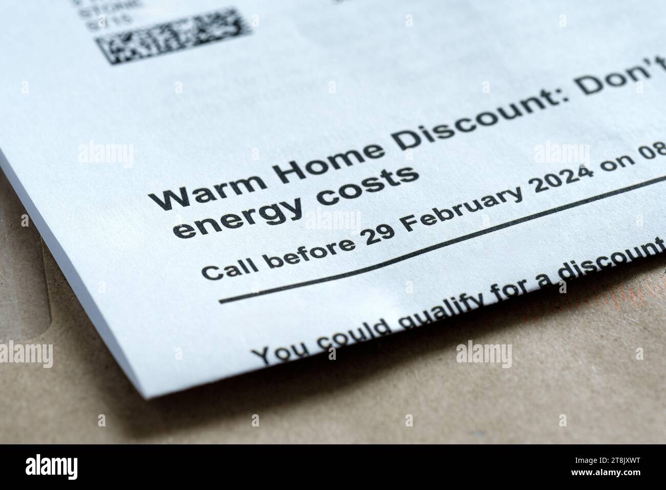 Regierungsschreiben über „warm Home Rabatt auf Energiekosten“. Authentische Buchstaben. Nahaufnahme. Stafford, Großbritannien, 20. November 2023 Stockfoto
