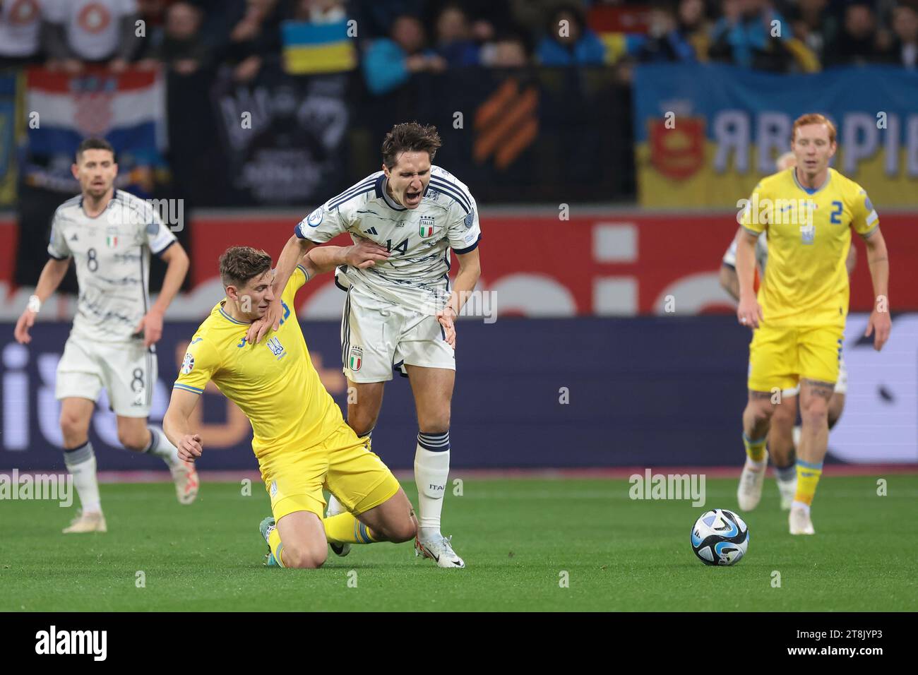 Leverkusen, Deutschland, 20. November 2023. Illia Zabarnyi aus der Ukraine trifft auf Federico Chiesa aus Italien während des Qualifikationsspiels zur UEFA-Europameisterschaft in BayArena, Leverkusen. Der Bildnachweis sollte lauten: Jonathan Moscrop / Sportimage Stockfoto