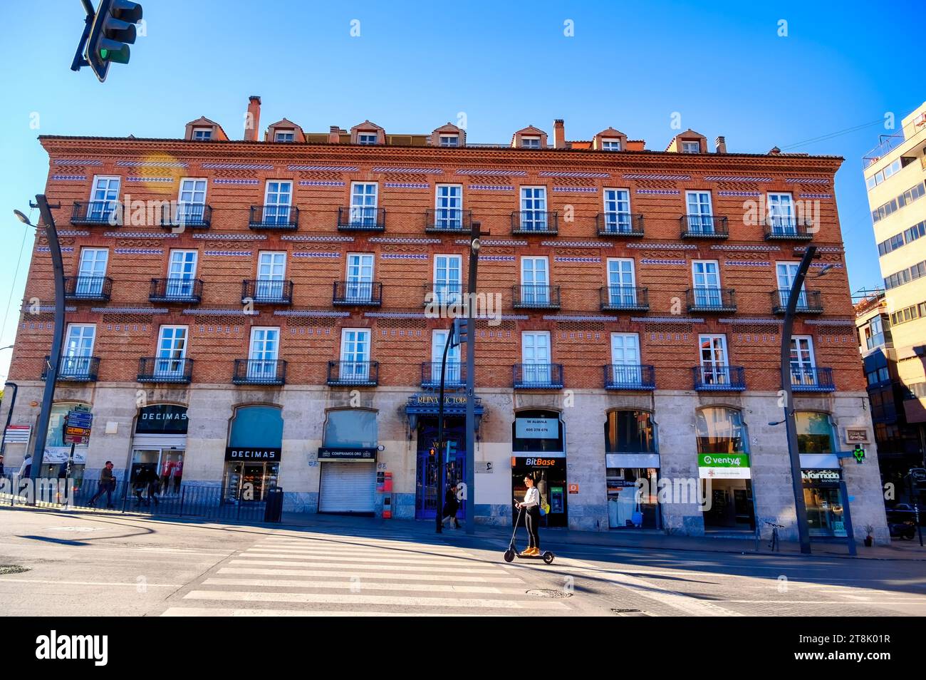 MURCIA, SPANIEN, Fassade des Hotels Victoria und das Stadtleben tagsüber. Stockfoto