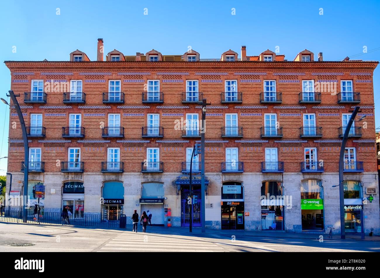 MURCIA, SPANIEN, Fassade des Hotels Victoria und das Stadtleben tagsüber. Stockfoto