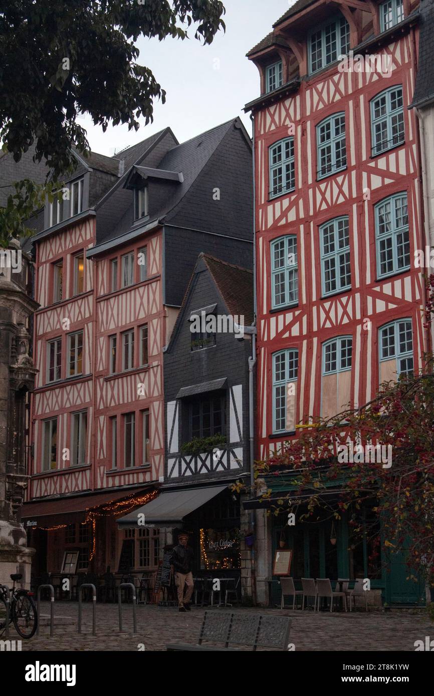 Restaurierte mittelalterliche Kopfsteinpflasterstraßen und Fachwerkhäuser in der Normandie Rouen, Frankreich Stockfoto