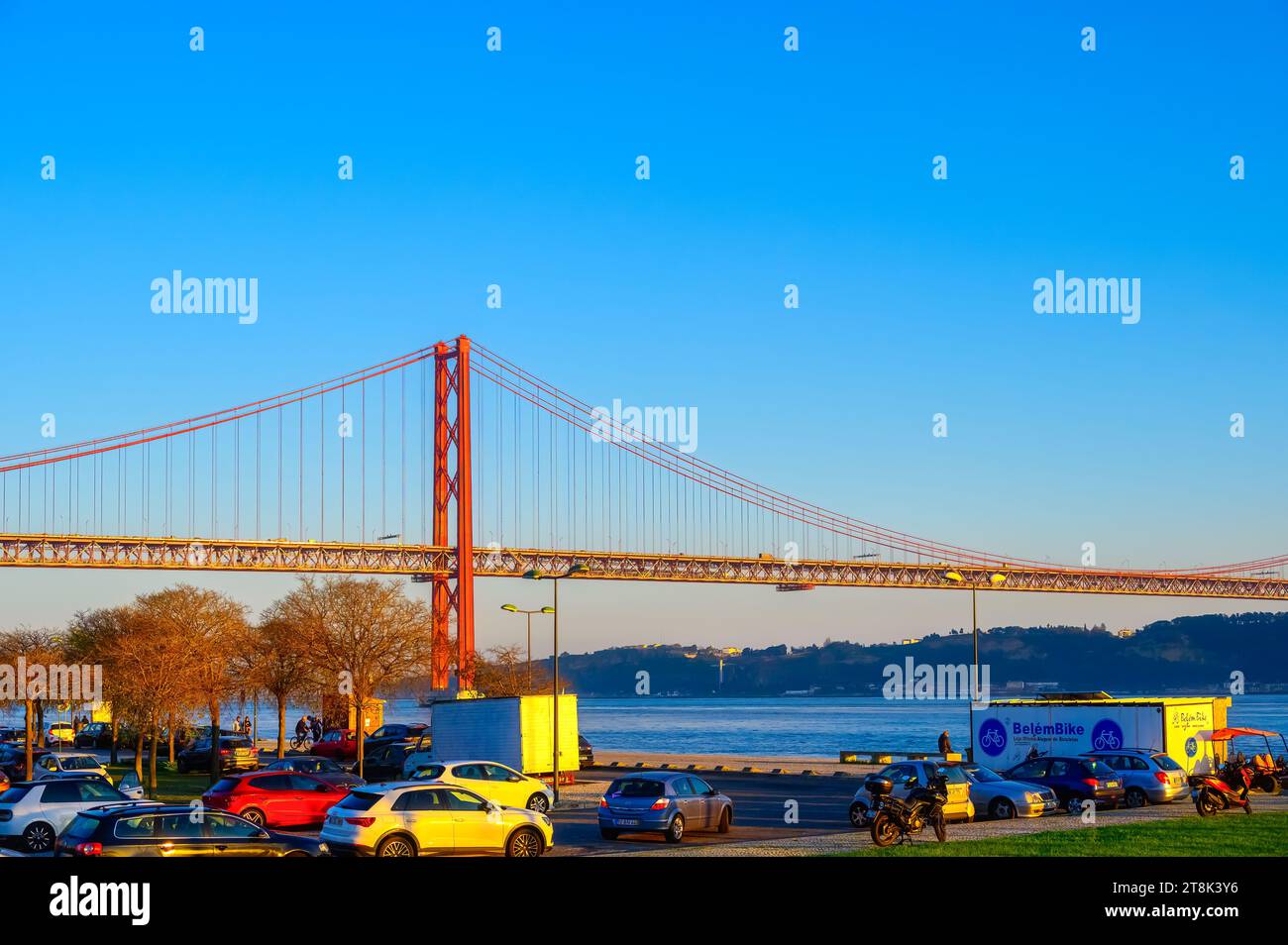 LISSABON, PORTUGAL, Puente 25 de Abril. In englischer Sprache: Brücke 25. April. Stockfoto