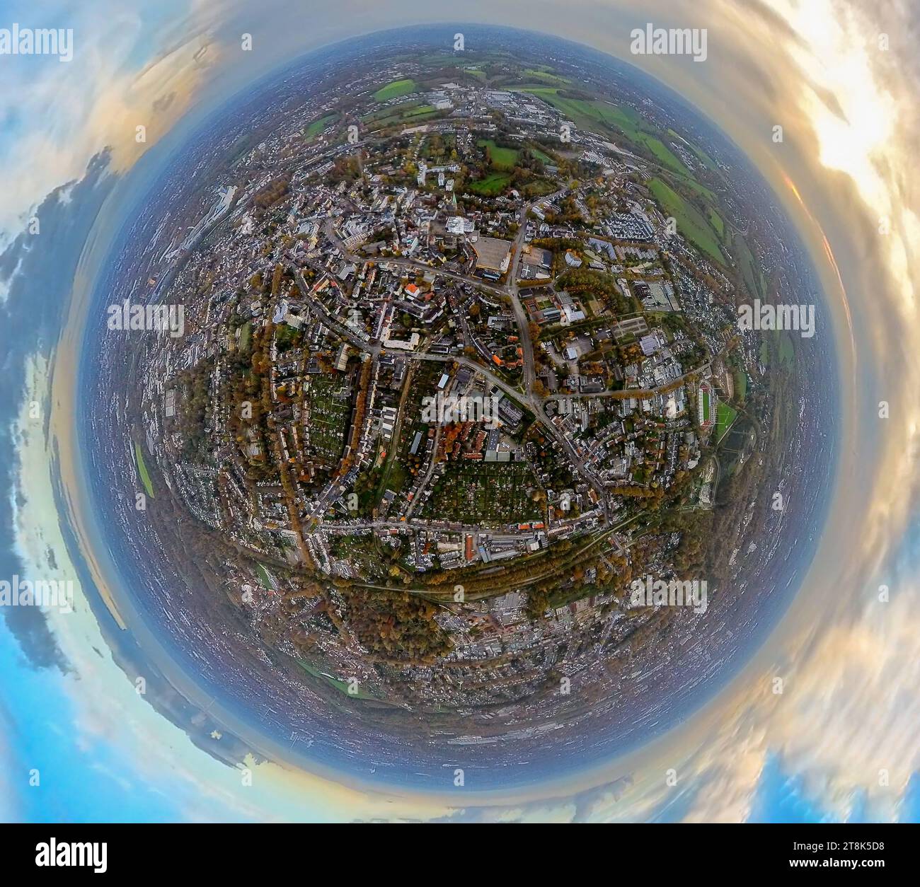 Luftbild, Wohngebiet und Ortsansicht Wattenscheid Mitte Zentrum Lyrenstraße und Marienstraße, Erdkugel, Fisheye Aufnahme, Fischaugen Aufnahme, 360 Grad Aufnahme, winzige Welt, kleiner Planet, Fisheye Bild, Wattenscheid, Bochum, Ruhrgebiet, Nordrhein-Westfalen, Deutschland ACHTUNGxMINDESTHONORARx60xEURO *** Luftaufnahme, Wohn- und Stadtansicht Wattenscheid Mitte Zentrum Lyrenstraße und Marienstraße, Globus, Fischaugenbild, 360°-Bild, winzige Welt, kleiner Planet, Fischaugenbild, Wattenscheid, Bochum, Ruhrgebiet, Nordrhein-Westfalen, Deutschland ACHTUNGxMINDESTHONORARx60xEURO Stockfoto