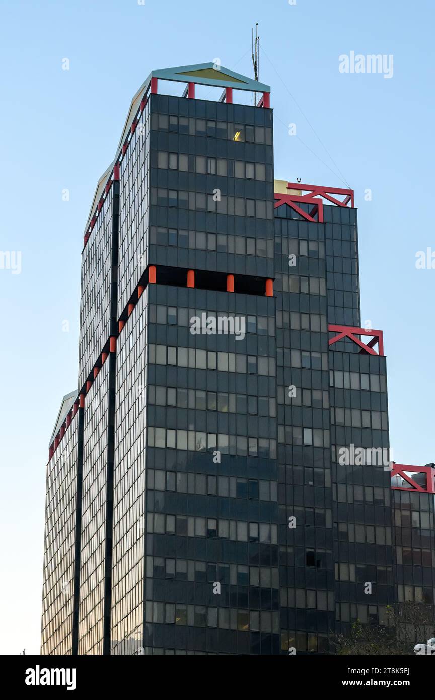 LISSABON, PORTUGAL, modernes Außendesign des Einkaufszentrums Amoreiras und des Bürogebäudes Stockfoto