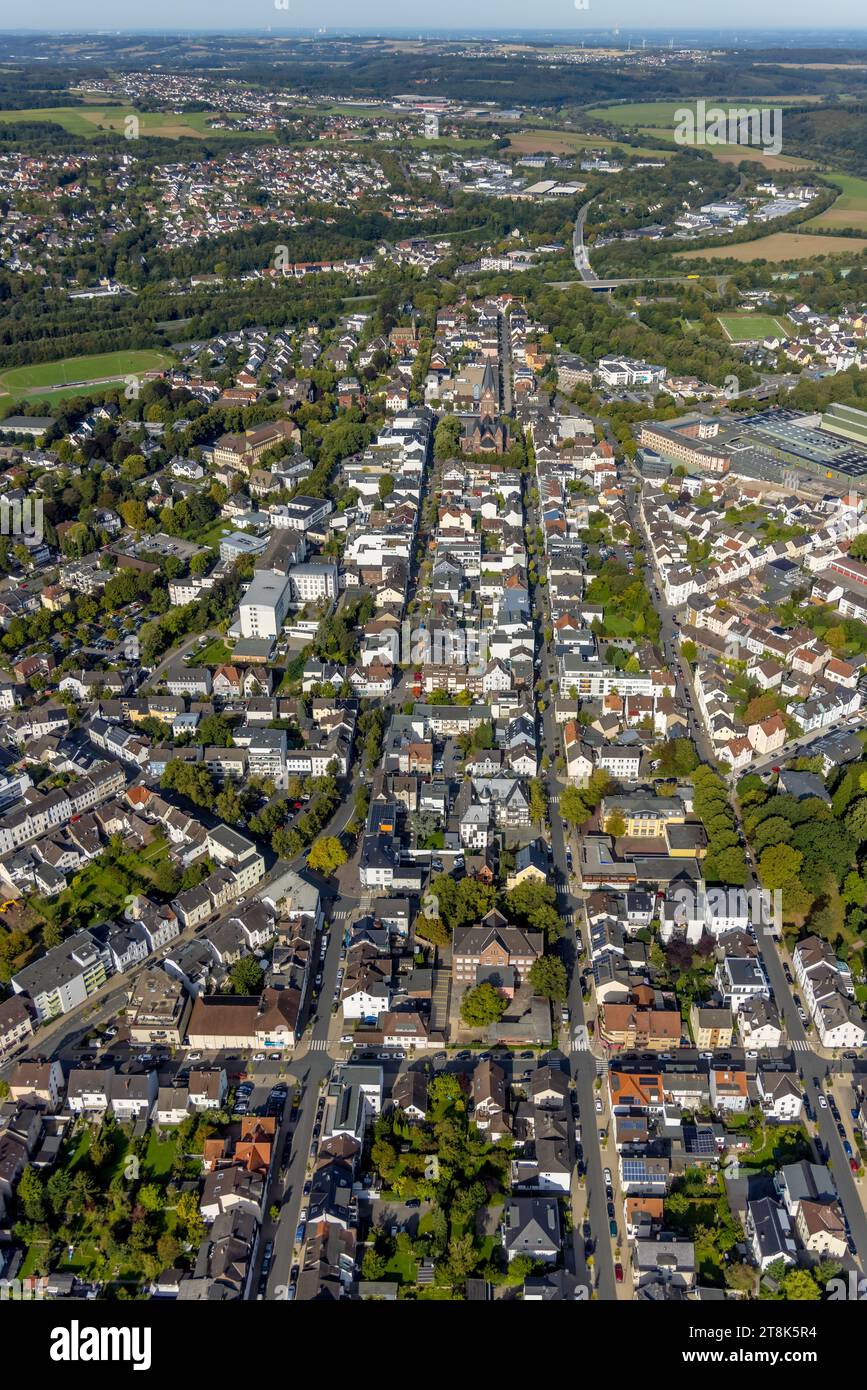 Aus der Luft, Blick auf die Stadt mit St.. Michaels Grundschule, Neheimer Markt und der Dom von Neheim St. Johannes-Baptist, Fernsicht, ne Stockfoto