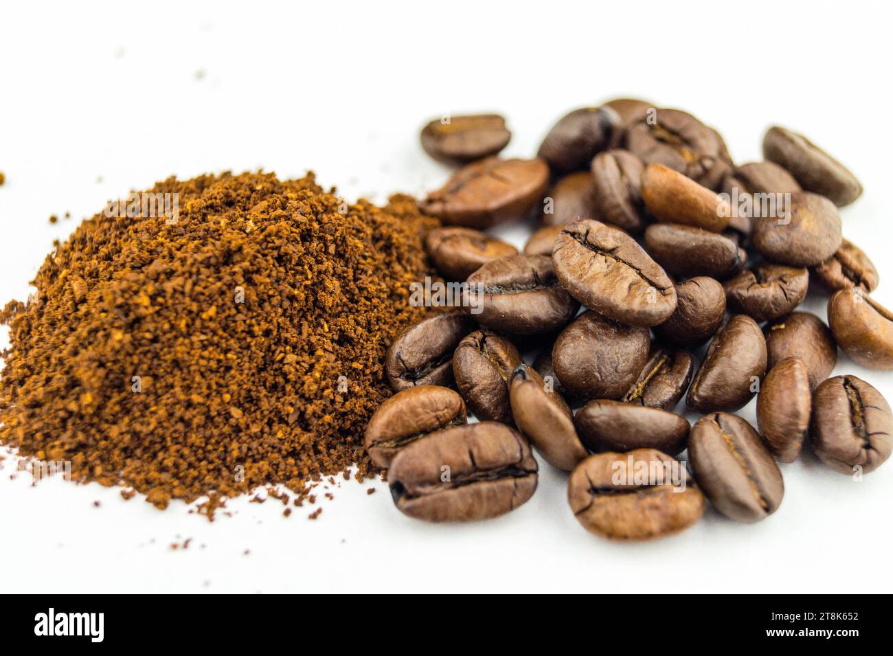 Geröstete Kaffeebohnen und Pulver Stockfoto