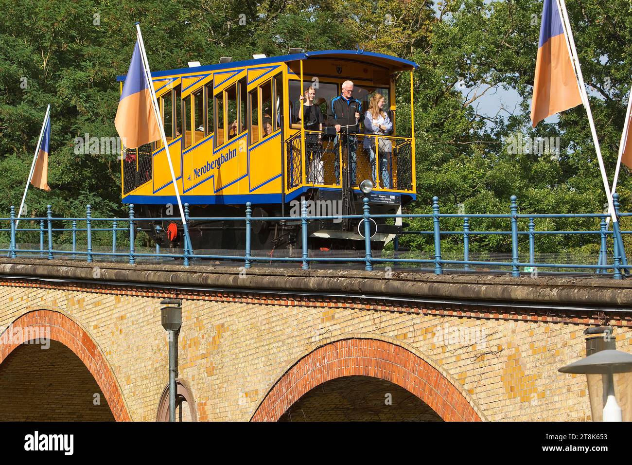 Standseilbahn Nerobergbahn auf dem Viadukt, Deutschland, Hessen, Wiesbaden Stockfoto