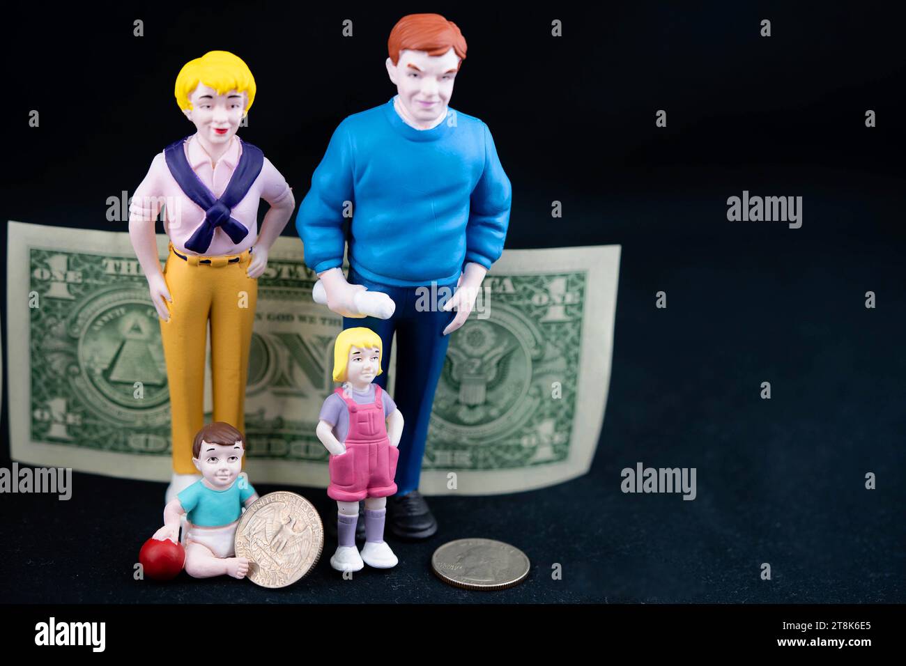 Die Familie erhält finanzielle Unterstützung, Kindergeld, symbolisches Image Stockfoto