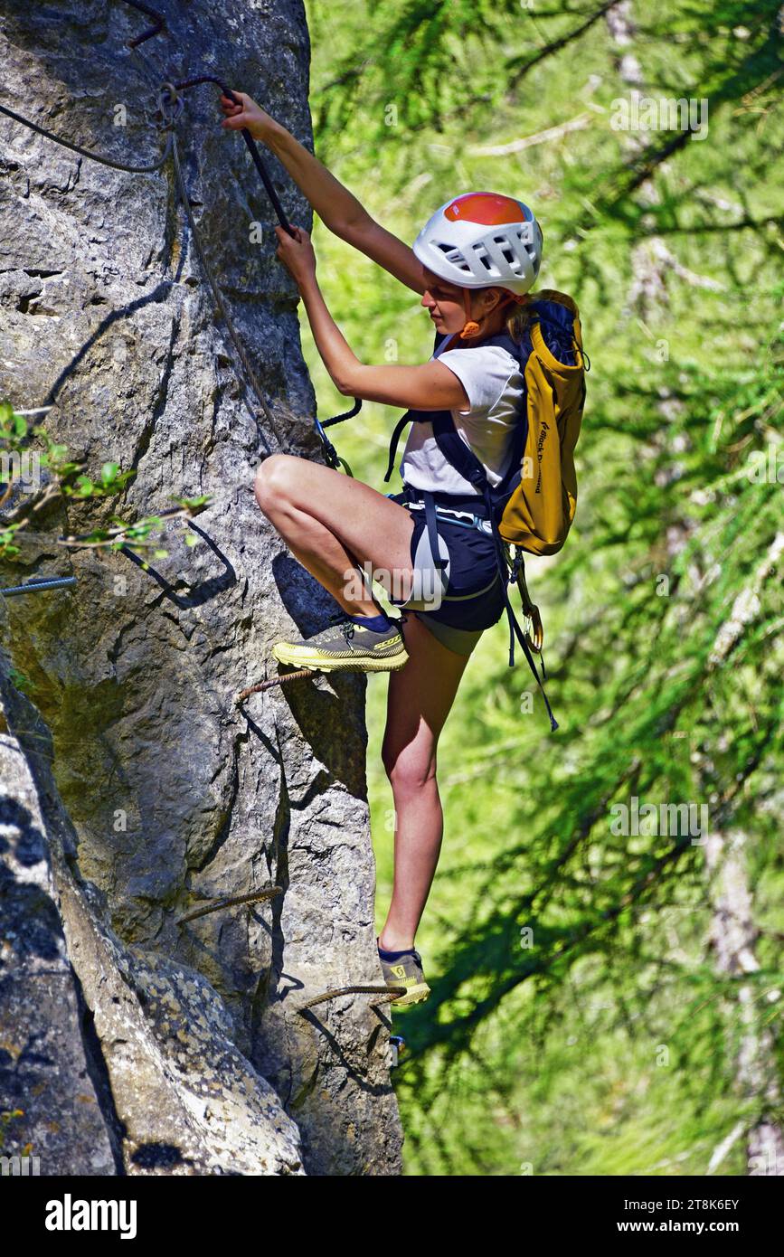 Mädchen beim Klettern, leichter Klettersteig, Frankreich, Savoie, Hautes Alpes, Vallouise Stockfoto