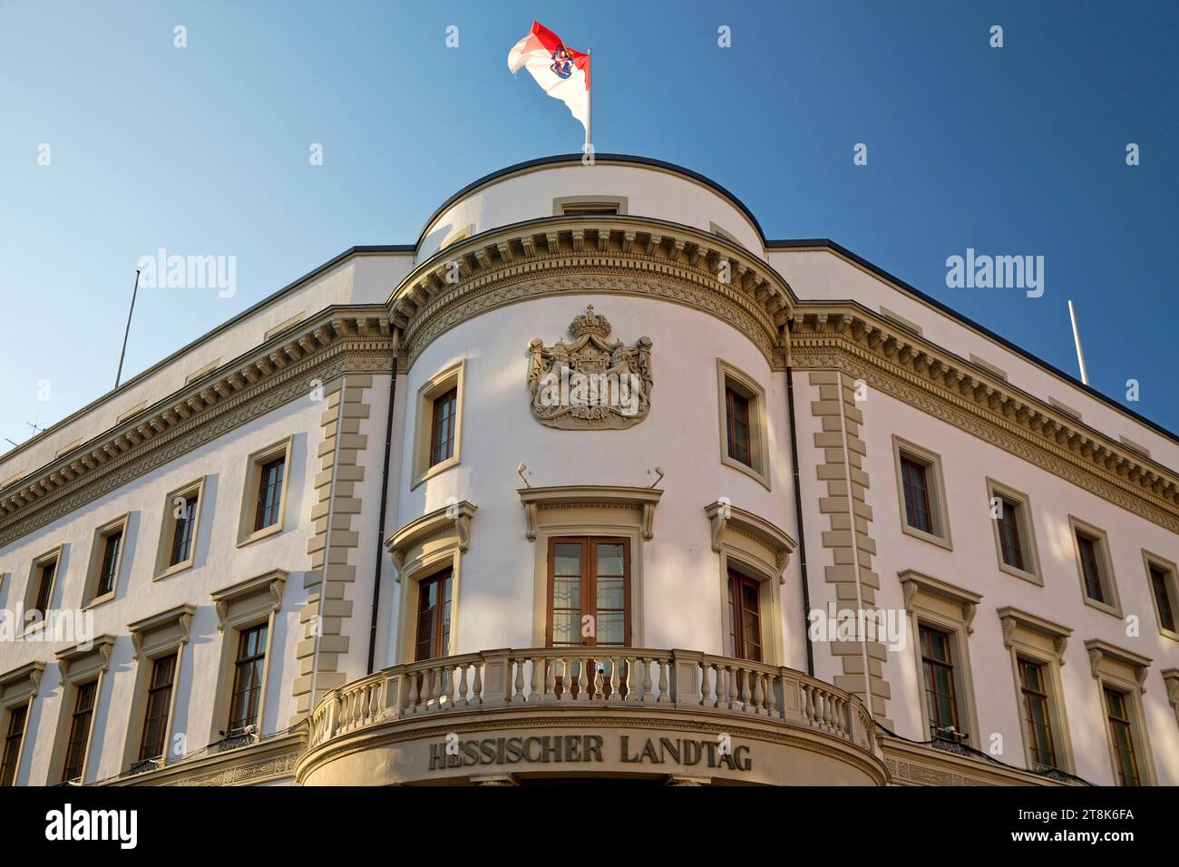 Hessischer landtag mit Landesflagge im ehemaligen Nassauer Stadtschloss, Deutschland, Hessen, Wiesbaden Stockfoto