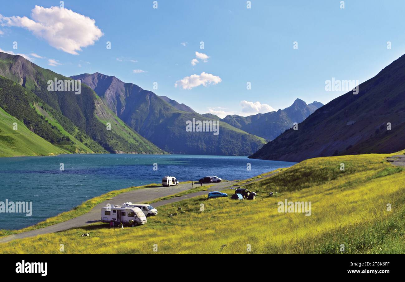 Freizeitfahrzeuge am Lac Blanc, Alpen im Hintergrund, Frankreich, Savoie, Maurienne-Tal, Saint-Colomban-des-Villards Stockfoto