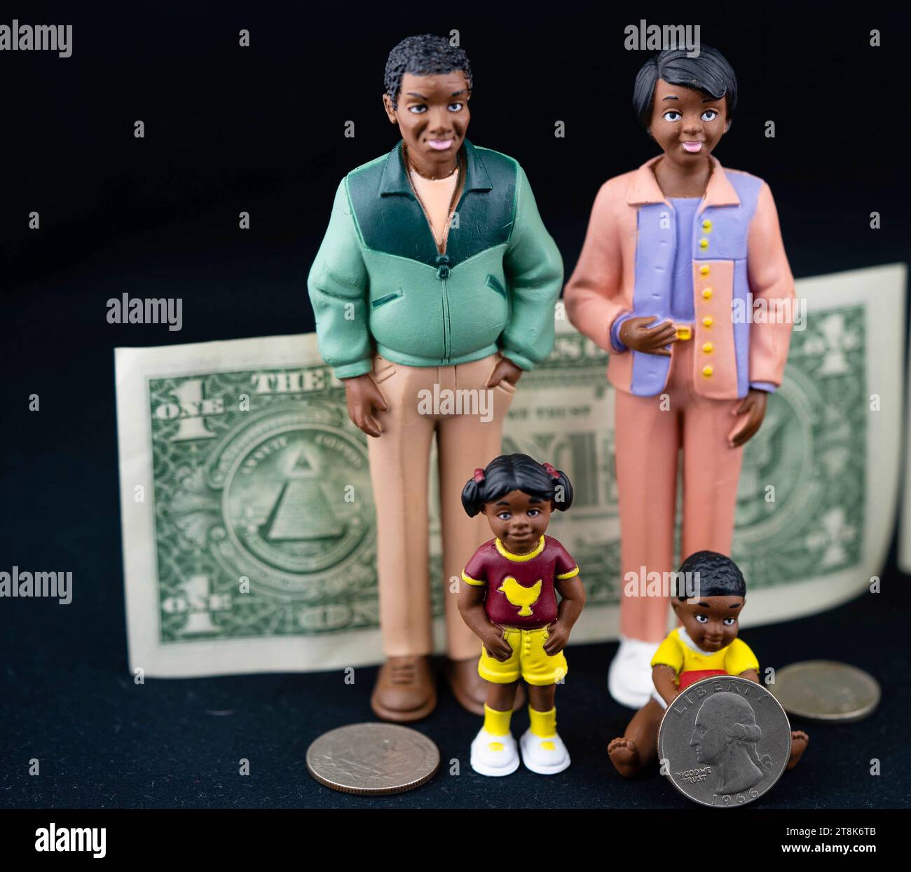 Die Familie erhält finanzielle Unterstützung, Kindergeld, symbolisches Image Stockfoto