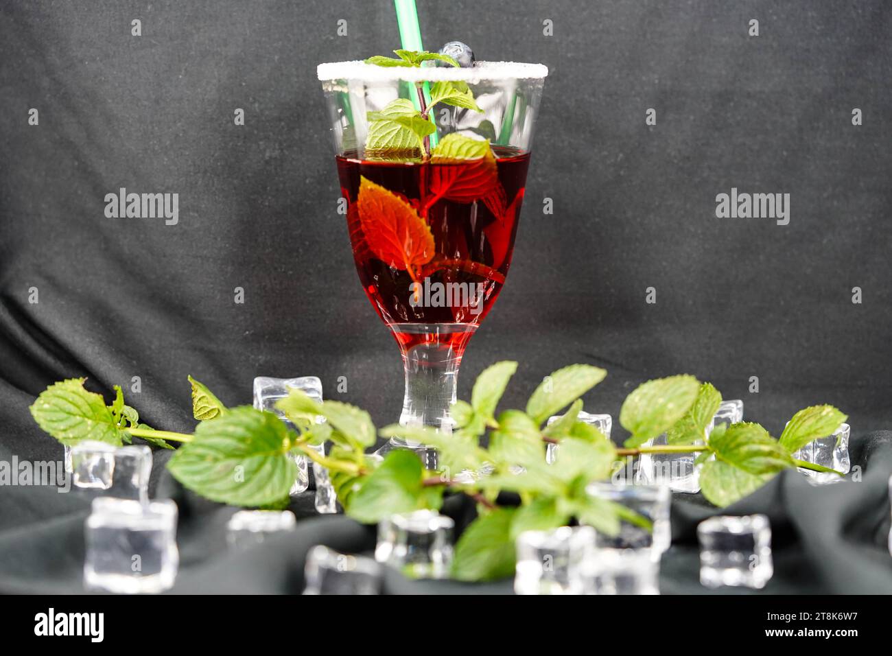 Alkoholfreier Cocktail mit Minzblättern und Eiswürfeln Stockfoto