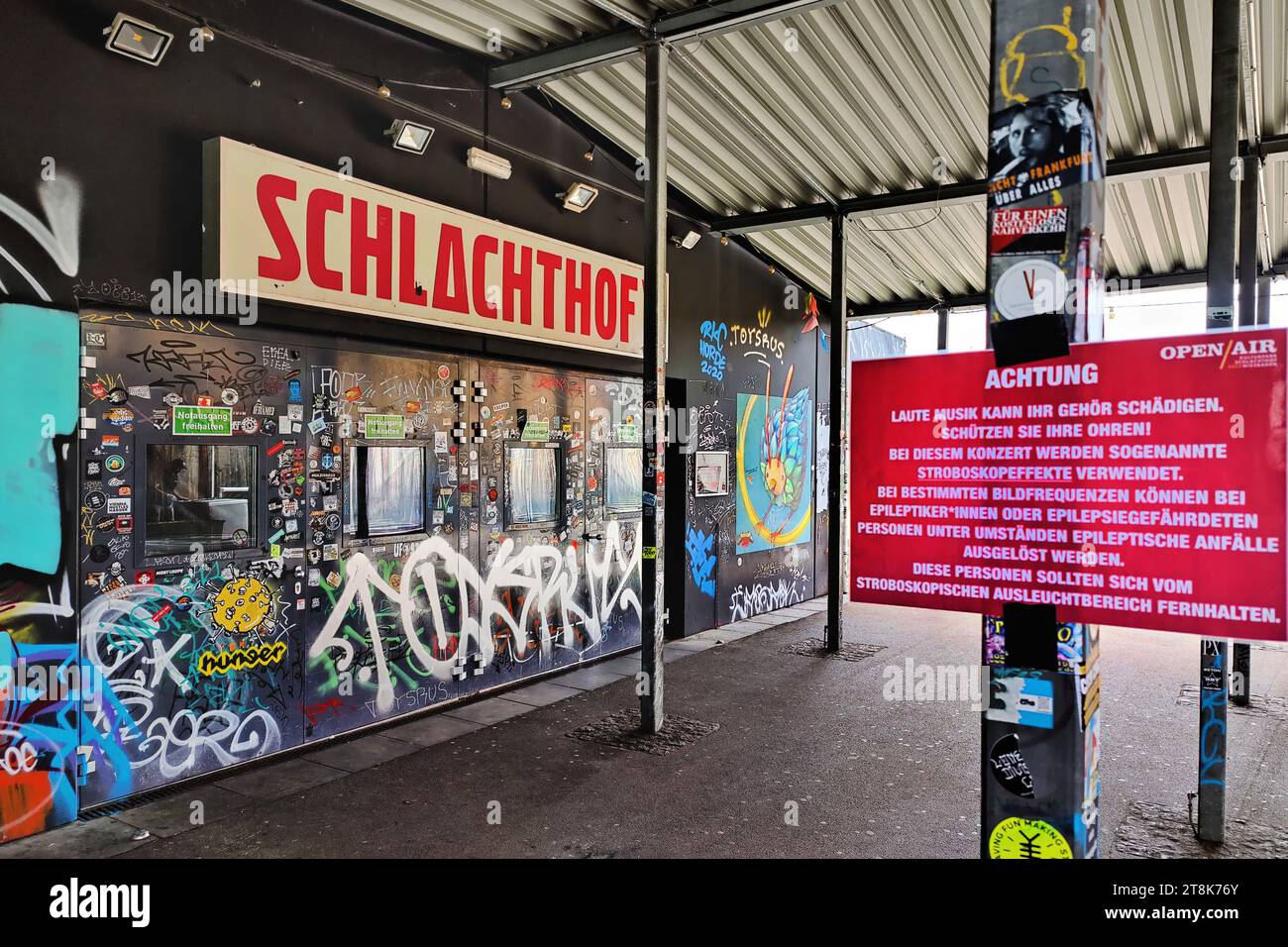 Haupteingang zum Kulturzentrum Schlachthof mit Warnung vor Gesundheitsschäden, Deutschland, Hessen, Wiesbaden Stockfoto