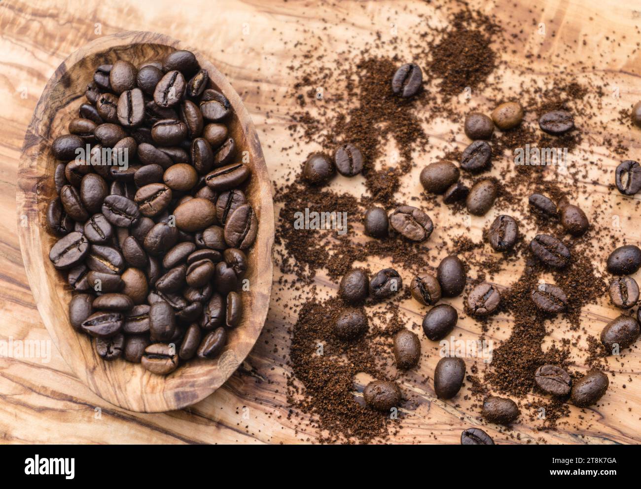 Kaffeebohnen in einer Holzschale Stockfoto