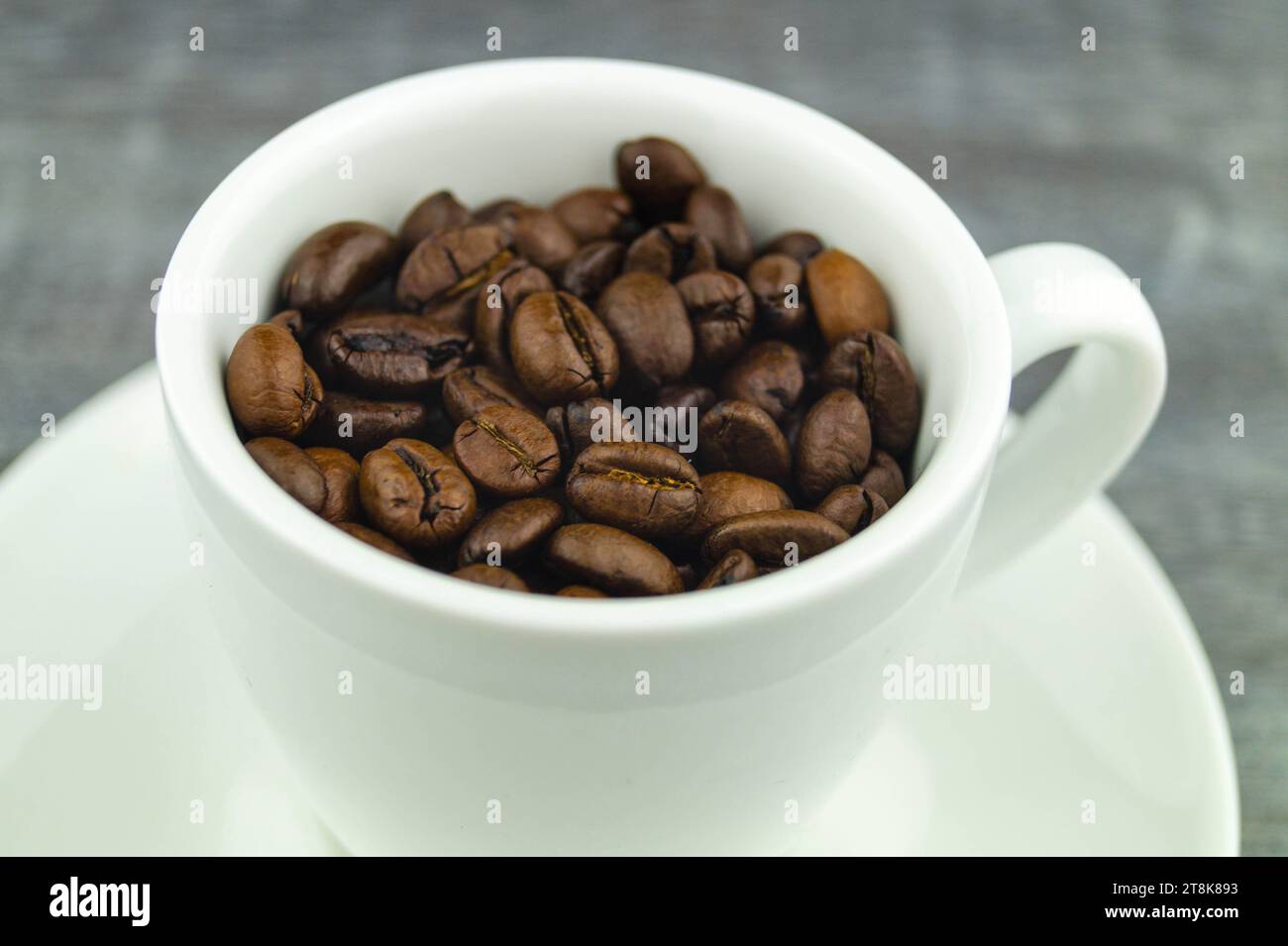 Kaffeetasse mit gerösteten Kaffeebohnen Stockfoto