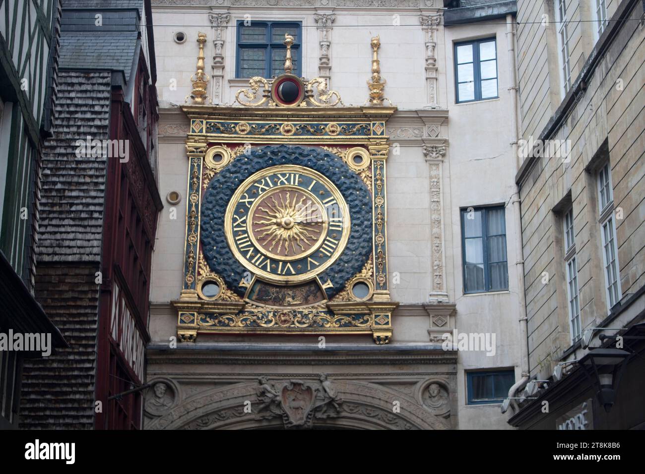 Die Gros-Horloge - große Uhr - eine astronomische Uhr aus dem 14. Jahrhundert in einem Renaissance-Bogen, der die Rue du Gros-Horloge Rouen in der Normandie überquert Stockfoto